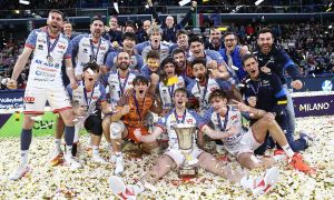 Nemanja Ma&scaron;ulović sa Milanom podigao pobednički pehar